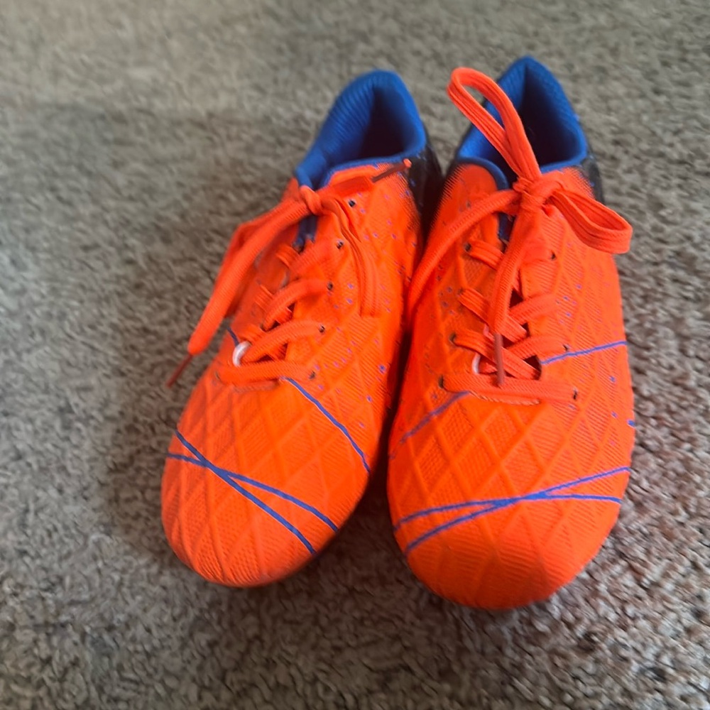Boys soccer shoes! Only worn a few times.